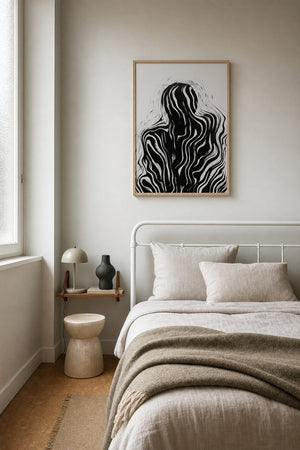 Marmor effekt plakat i sort ramme over sidebord i stue