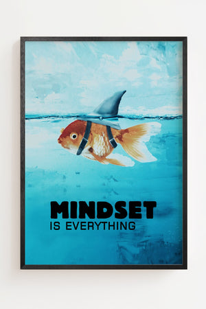 Mindset is Everything plakat med guldfisk der bærer hajfinne i turkisblåt vand, sort ramme