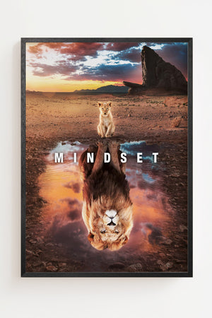 Mindset løveplakat med løveunge og spejling i vandpyt, sort ramme