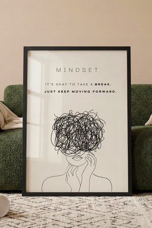 Mindset plakat med line art-figur og kaotiske tankestreger i sort-hvid i egetræsramme ved sofa