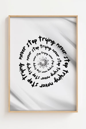 Never stop trying plakat med spiraltekst omkring blomsterform