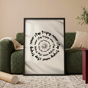 Never stop trying spiral plakat i egetræsramme ved sofa