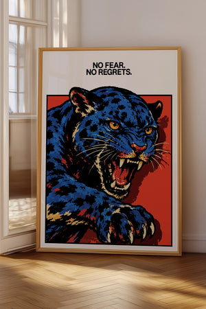 No Fear No Regrets plakat i egetræsramme på gulv ved vindue