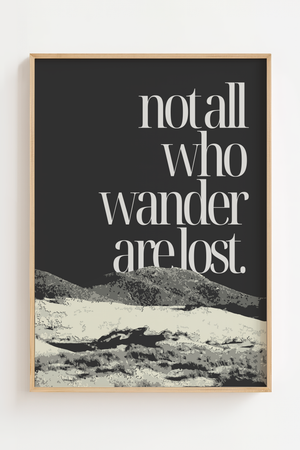Not all who wander plakat med citat i serifskrift over bjerglandskab i sort og hvidt
