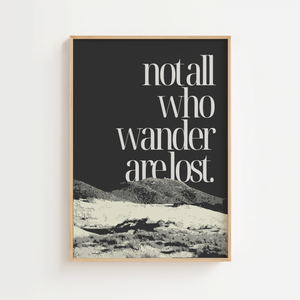 Not all who wander plakat med citat i serifskrift over bjerglandskab i sort og hvidt