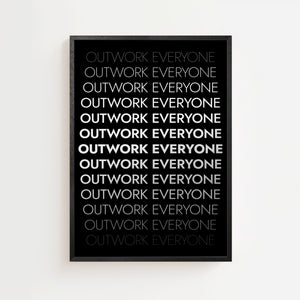Outwork Everyone plakat med gentaget hvid tekst i varierende tykkelser på sort baggrund, sort ramme