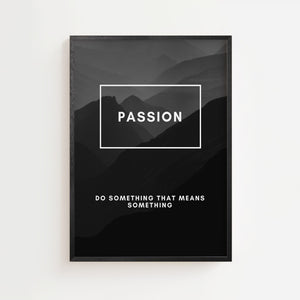 Passion bjerglandskab plakat med hvid typografi mod gråsorte bjerge, sort ramme