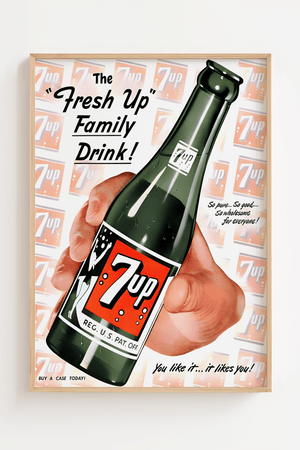 Vintage 7up reklameplakat med hånd der holder en 7up-flaske og teksten “You like it... it likes you!” i retro design.