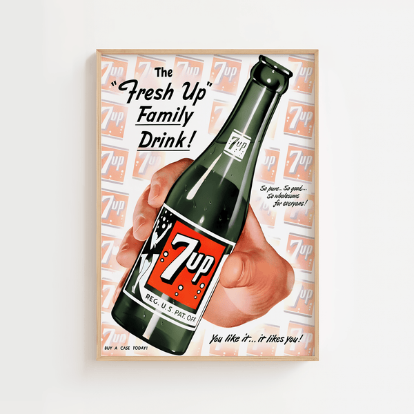 Vintage 7up reklameplakat med hånd der holder en 7up-flaske og teksten “You like it... it likes you!” i retro design.