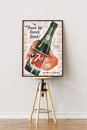 Vintage 7up reklameplakat med hånd der holder en 7up-flaske og teksten “You like it... it likes you!” i retro design