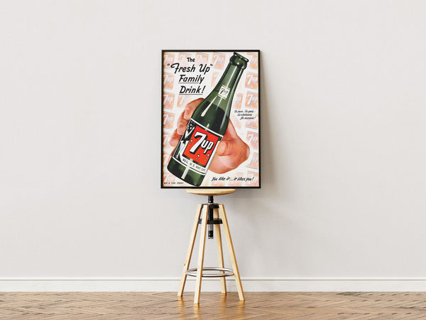 Vintage 7up reklameplakat med hånd der holder en 7up-flaske og teksten “You like it... it likes you!” i retro design