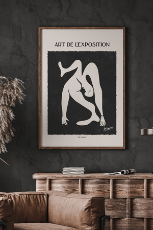 Picasso plakat med sort-hvid stregtegning af akrobatisk figur.

