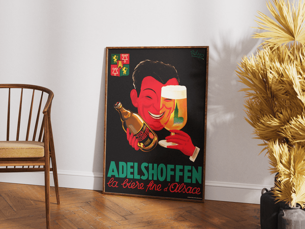 Vintage Adelshoffen plakat med rød mand, ølflaske og ølglas fra Alsace – fransk reklame i retrostil.