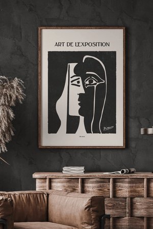 Sort hvid Picasso plakat med kubistisk ansigt og tekst "Art de l’Exposition".

