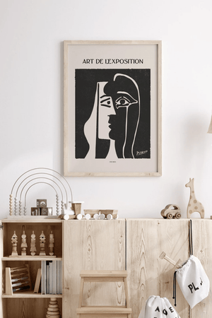 Sort hvid Picasso plakat med kubistisk ansigt og tekst "Art de l’Exposition".

