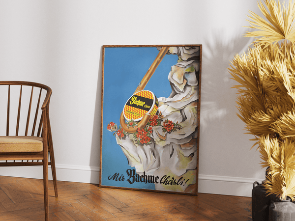 Vintage plakat med Bachme Chärli ost, alpeblomster og klippebaggrund – farverig schweizisk retroreklame.