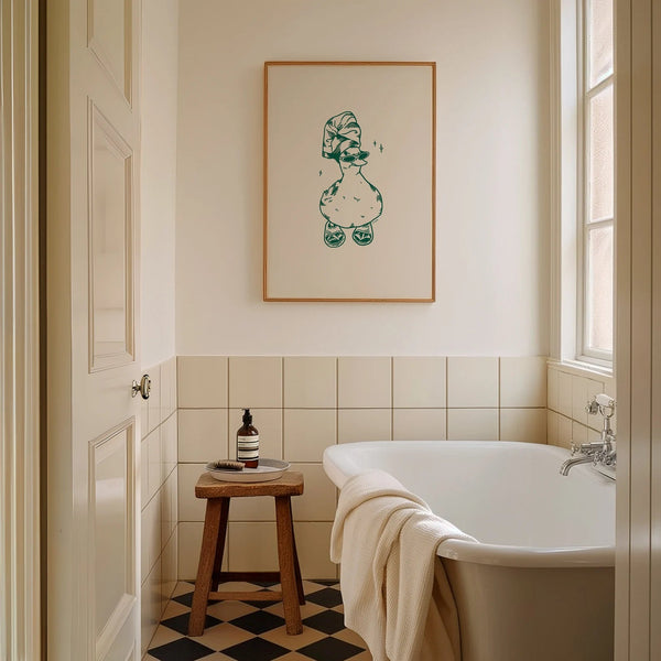 Plakat med sjov illustration af badeand iført klipklapper – perfekt til badeværelset eller gæstetoilettet med et humoristisk twist.