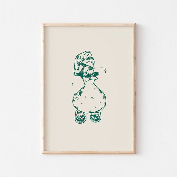 Plakat med sjov illustration af badeand iført klipklapper – perfekt til badeværelset eller gæstetoilettet med et humoristisk twist.