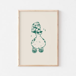 Plakat med sjov illustration af badeand iført klipklapper – perfekt til badeværelset eller gæstetoilettet med et humoristisk twist.