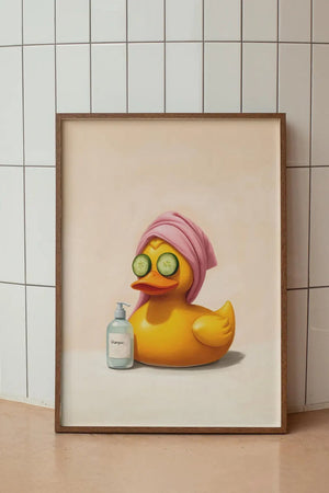 Illustreret plakat af en badeand i spa med pink håndklæde og agurkeskiver på øjnene – humoristisk vægkunst til badeværelset