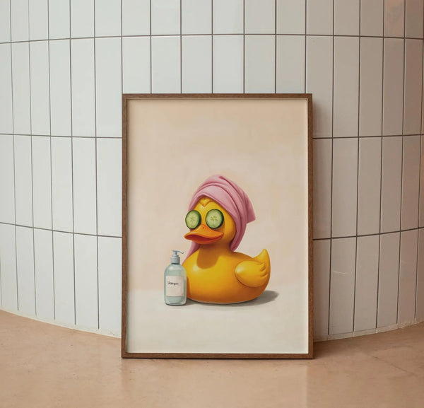 Illustreret plakat af en badeand i spa med pink håndklæde og agurkeskiver på øjnene – humoristisk vægkunst til badeværelset