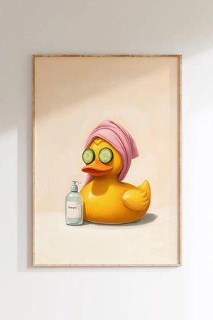 Illustreret plakat af en badeand i spa med pink håndklæde og agurkeskiver på øjnene – humoristisk vægkunst til badeværelset.