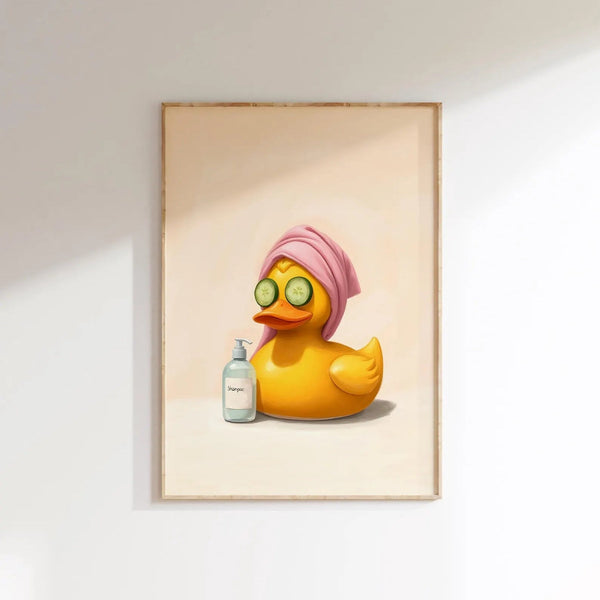 Illustreret plakat af en badeand i spa med pink håndklæde og agurkeskiver på øjnene – humoristisk vægkunst til badeværelset.