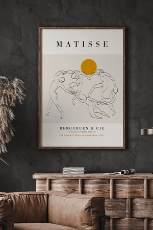 Matisse plakat med dansende figurer i sort streg på beige baggrund og gylden cirkel.

