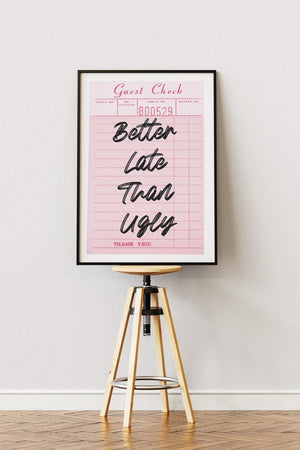 Tilføj humor til din indretning med Better Late Than Ugly Plakat. Perfekt citat plakat til badeværelse, soveværelse eller som sjov gaveidé.