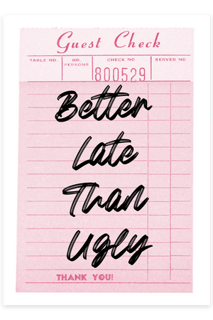Tilføj humor til din indretning med Better Late Than Ugly Plakat. Perfekt citat plakat til badeværelse, soveværelse eller som sjov gaveidé.