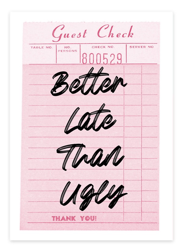 Tilføj humor til din indretning med Better Late Than Ugly Plakat. Perfekt citat plakat til badeværelse, soveværelse eller som sjov gaveidé.