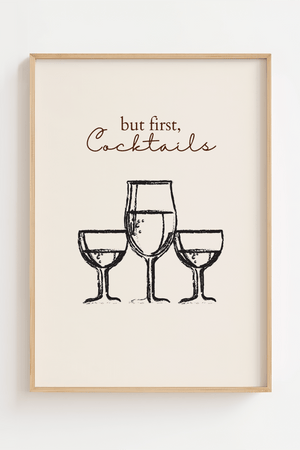 Minimalistisk plakat med tre cocktailglas og teksten “But first, Cocktails” i håndtegnet stil
