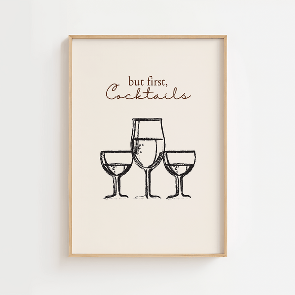 Minimalistisk plakat med tre cocktailglas og teksten “But first, Cocktails” i håndtegnet stil
