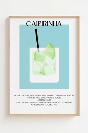 Illustreret Caipirinha cocktail plakat med opskrift, lime og isterninger i et glas på blå baggrund.