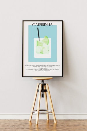 Illustreret Caipirinha cocktail plakat med opskrift, lime og isterninger i et glas på blå baggrund
