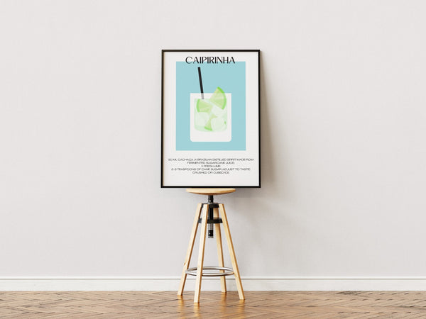 Illustreret Caipirinha cocktail plakat med opskrift, lime og isterninger i et glas på blå baggrund