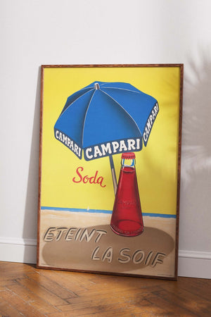 Vintage Campari Soda plakat med rød flaske og blå parasol på strand – retroreklame med teksten "Éteint la soif"