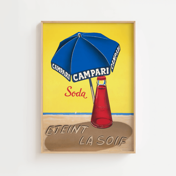 Vintage Campari Soda plakat med rød flaske og blå parasol på strand – retroreklame med teksten "Éteint la soif".