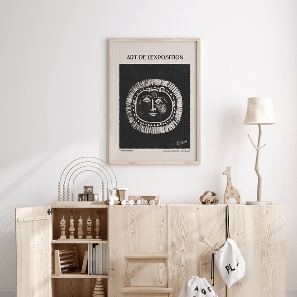 Sort-hvid Picasso plakat med keramisk solmotiv og Art de l’Exposition-tekst.