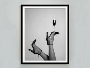 Champagne Heels – Fashion plakat i sort/hvid med champagneglas balanceret på high heels