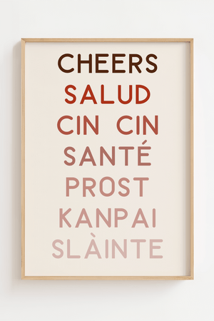 Typografisk plakat med ordet “skål” på otte sprog i rød og rosa farveskala

