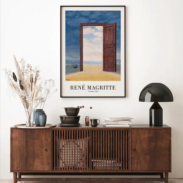 René Magritte plakat med åben dør til havudsigt – surrealistisk kunsttryk i blå og sandfarver