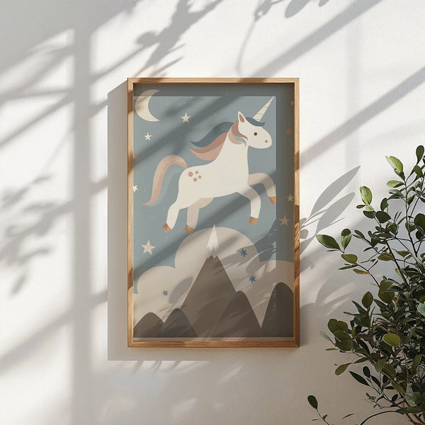 Enhjørning børneplakat med en farverig og magisk enhjørning i et eventyrligt landskab. Perfekt til at skabe en drømmende stemning i børneværelset.