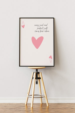 Skab en positiv og inspirerende stemning i dit hjem med Every Good And Perfect Gift Comes From Above - Pink Plakat