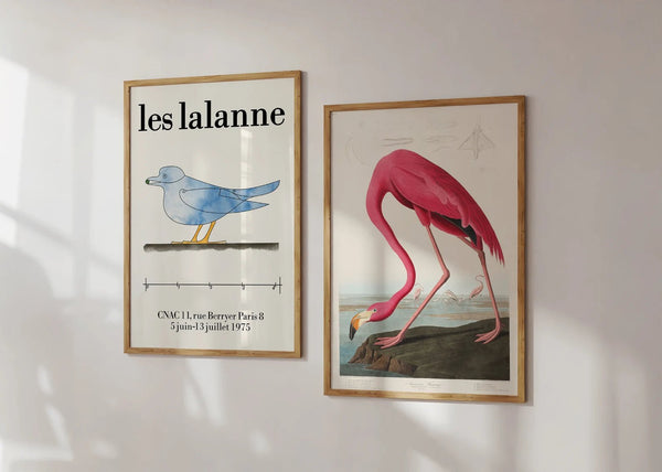 Giv din indretning et eksotisk og farverigt løft med vores Flamingo Life Plakat
