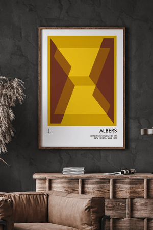 Josef Albers plakat med geometrisk mønster i gule og brune farver – moderne grafisk kunstværk.

