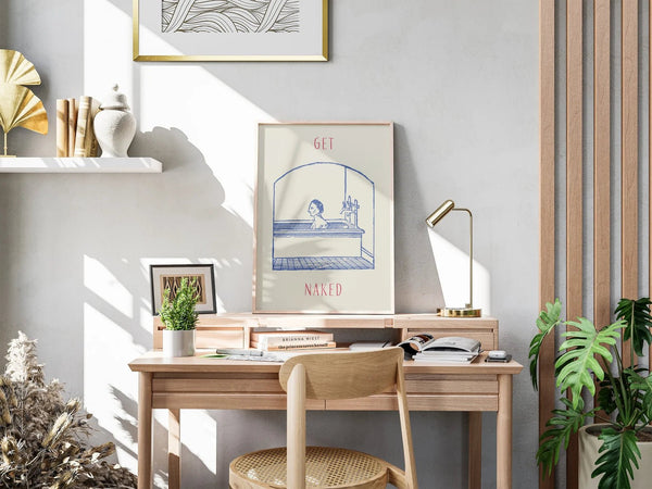 Sjov plakat med teksten "Get Naked" og en blå vintage-illustration af en person i badekar – perfekt til badeværelset