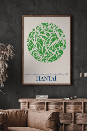 Abstrakt Hantaï plakat med grøn cirkel og tekst, indrammet og placeret i moderne, lys stueindretning.
