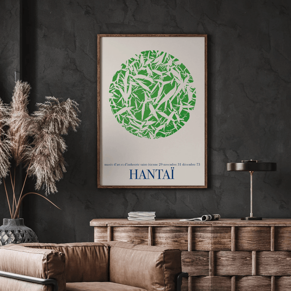 Abstrakt Hantaï plakat med grøn cirkel og tekst, indrammet og placeret i moderne, lys stueindretning.