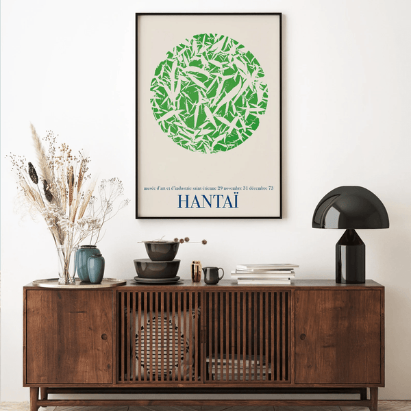 Abstrakt Hantaï plakat med grøn cirkel og tekst, indrammet og placeret i moderne, lys stueindretning